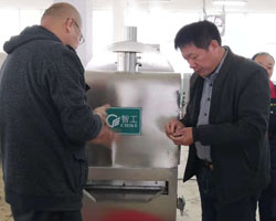歡迎河北張家口客戶來廠考察電磁炒貨機試機炒制開口杏核 歡迎河北張家口客戶來廠考察電磁炒貨機試機炒制開口杏核