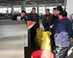 歡迎上海劉總一行四人來許昌智工實(shí)地考察多功能電磁炒貨機(jī)烘炒飼料 歡迎上海劉總一行四人來許昌智工實(shí)地考察多功能電磁炒貨機(jī)烘炒飼料