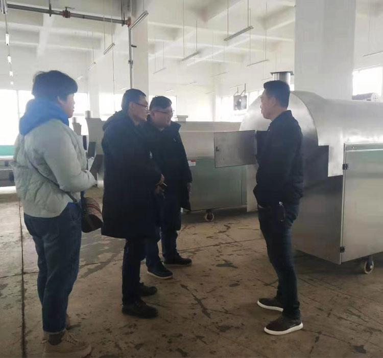江蘇客戶驅(qū)車來許昌智工考察電磁流水線炒貨機 江蘇客戶驅(qū)車來許昌智工考察電磁流水線炒貨機