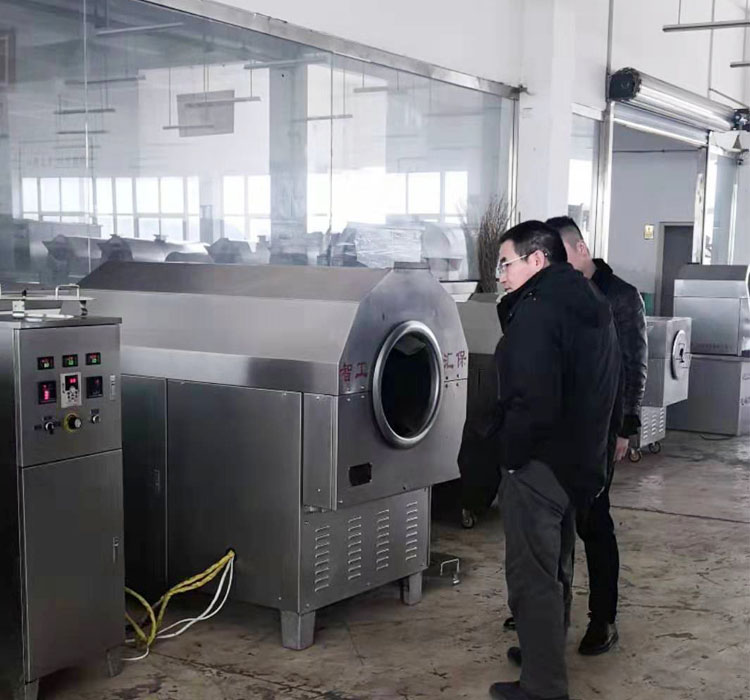 鄭州王總開車來廠許昌智工考察電磁炒貨設(shè)備 鄭州王總開車來廠許昌智工考察電磁炒貨設(shè)備