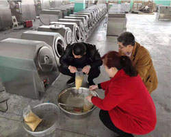 歡迎湖北客戶陳總來廠實地考察4米自動炒貨機生產(chǎn)線炒制瓜子 歡迎湖北客戶陳總來廠實地考察4米自動炒貨機生產(chǎn)線炒制瓜子