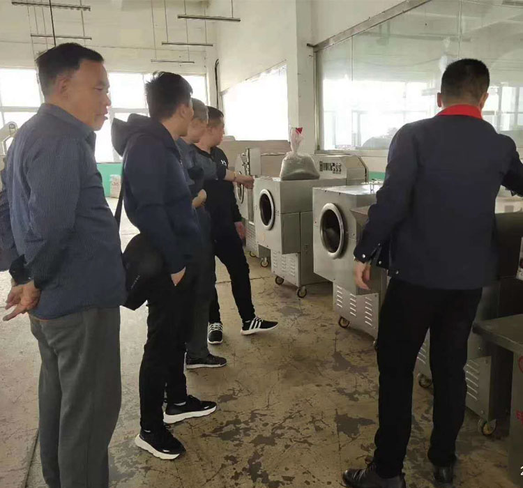 山西客戶來廠實地考察并現場試機炒制黑扁豆 山西客戶來廠實地考察并現場試機炒制黑扁豆