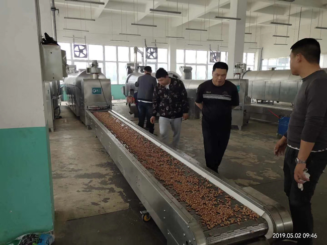 河北陳總到許昌智工試機6米流水線電磁炒貨設備 河北陳總到許昌智工試機6米流水線電磁炒貨設備