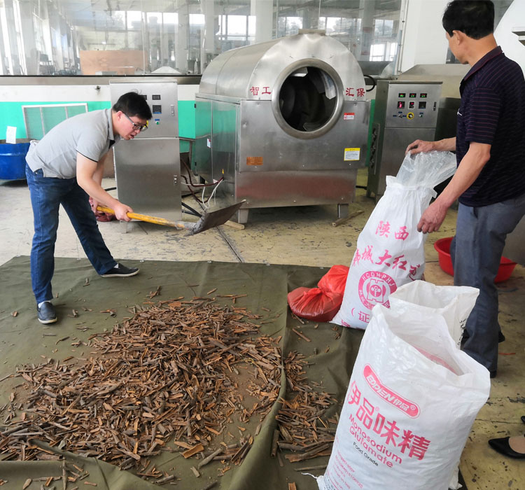 河南鄭州李總親自帶原料來許昌智工考察并現(xiàn)場試機電磁炒貨機炒制調料 河南鄭州李總親自帶原料來許昌智工考察并現(xiàn)場試機電磁炒貨機炒制調料