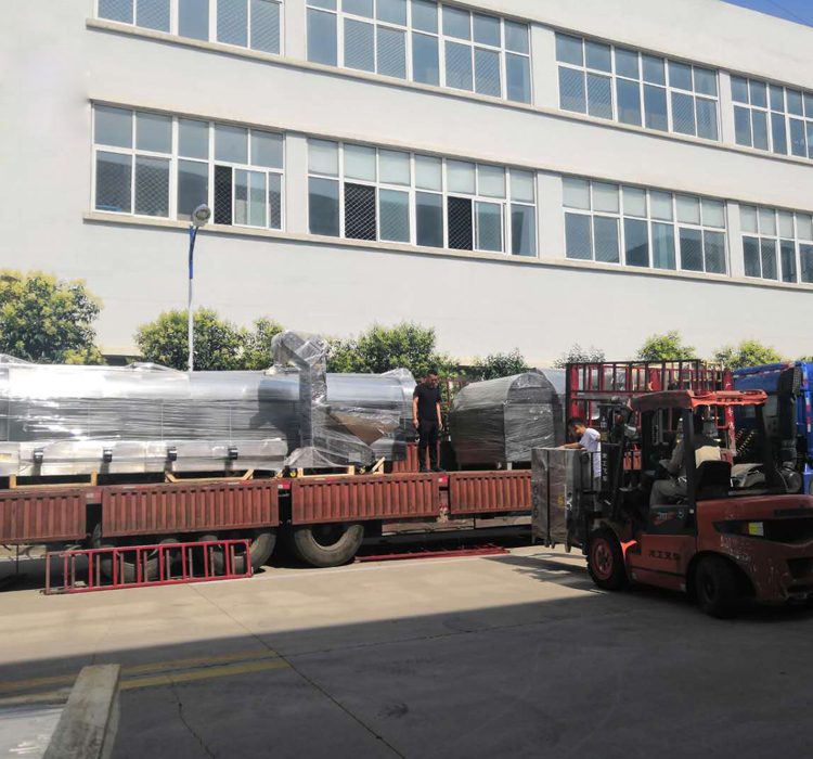 河北張家口趙總訂購的全套杏核加工炒貨設(shè)備13米專車發(fā)貨！