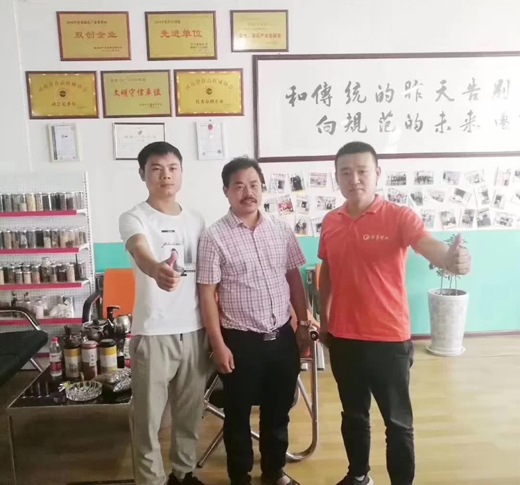 8月26日，浙江客戶來(lái)許昌智工試機(jī)后現(xiàn)場(chǎng)訂購(gòu)全套六米電磁流水線炒貨設(shè)備