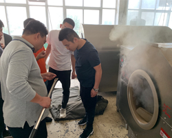 9月22日，天津客戶郭總一行二人來許昌智工實地考察電磁炒芝麻設(shè)備，