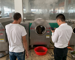 河南客戶自帶芝麻來(lái)許昌智工試機(jī)電磁炒貨機(jī)炒制水洗做油芝麻 河南客戶自帶芝麻來(lái)許昌智工試機(jī)電磁炒貨機(jī)炒制水洗做油芝麻