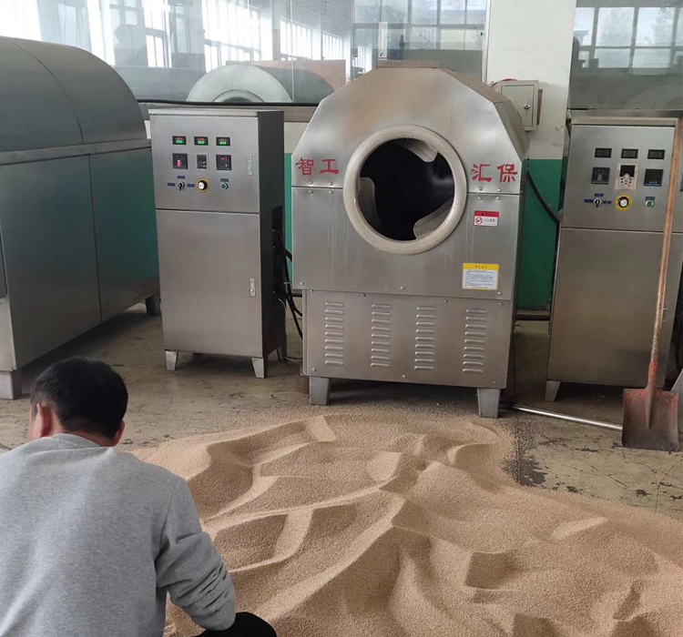 湖南客戶來廠試機電磁炒貨機現(xiàn)場炒制200斤水洗食品用芝麻！