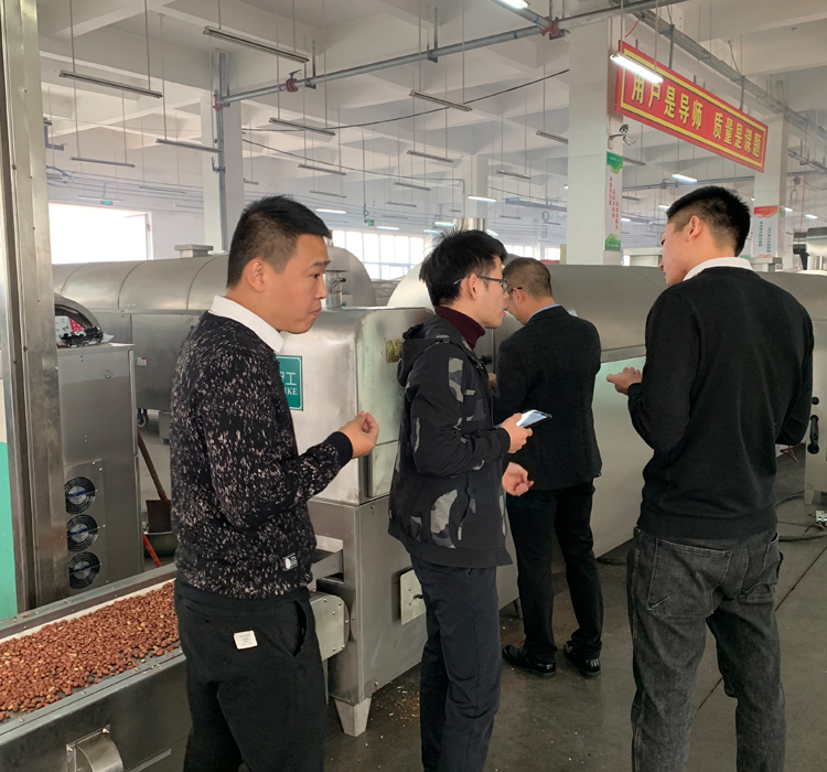 11月12日，內(nèi)蒙鄂爾多斯客戶來許昌智工現(xiàn)場試機(jī)6米電磁生產(chǎn)線炒制磨醬花生米！