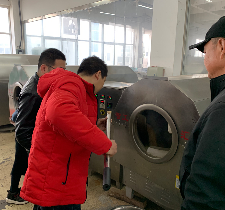 11月19日，河北客戶一行三人自駕車來許昌智工考察試機(jī)電磁炒貨機(jī)炒制水洗做油芝麻！