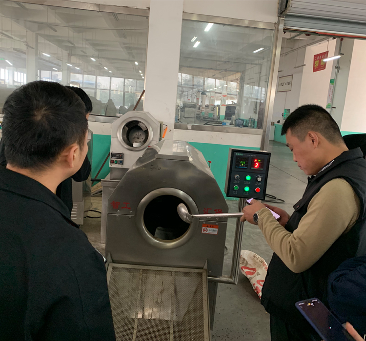11月21日，湖北宜昌客戶一行三人自帶原料（玉米豆）來廠試機(jī)并現(xiàn)場(chǎng)訂購電磁炒貨機(jī)一臺(tái)！