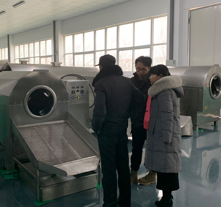 12月24日，安徽客戶自帶原料（花生米、吊瓜子、花生果）來廠考察試機(jī)并現(xiàn)場(chǎng)訂購(gòu)多功能電磁炒貨機(jī)！