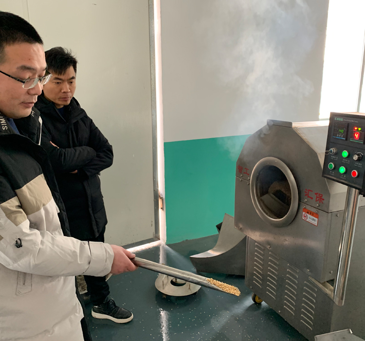 河南商丘客戶來廠考察并試機DCCZ5-10型多功能炒貨機炒制燕麥和黑芝麻 河南商丘客戶來廠考察并試機DCCZ5-10型多功能炒貨機炒制燕麥和黑芝麻