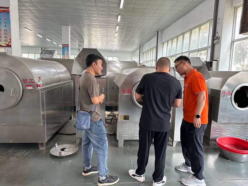 山西長(zhǎng)治客戶來廠試機(jī)中型電磁炒貨機(jī)炒瓜子 山西長(zhǎng)治客戶來廠試機(jī)中型電磁炒貨機(jī)炒瓜子