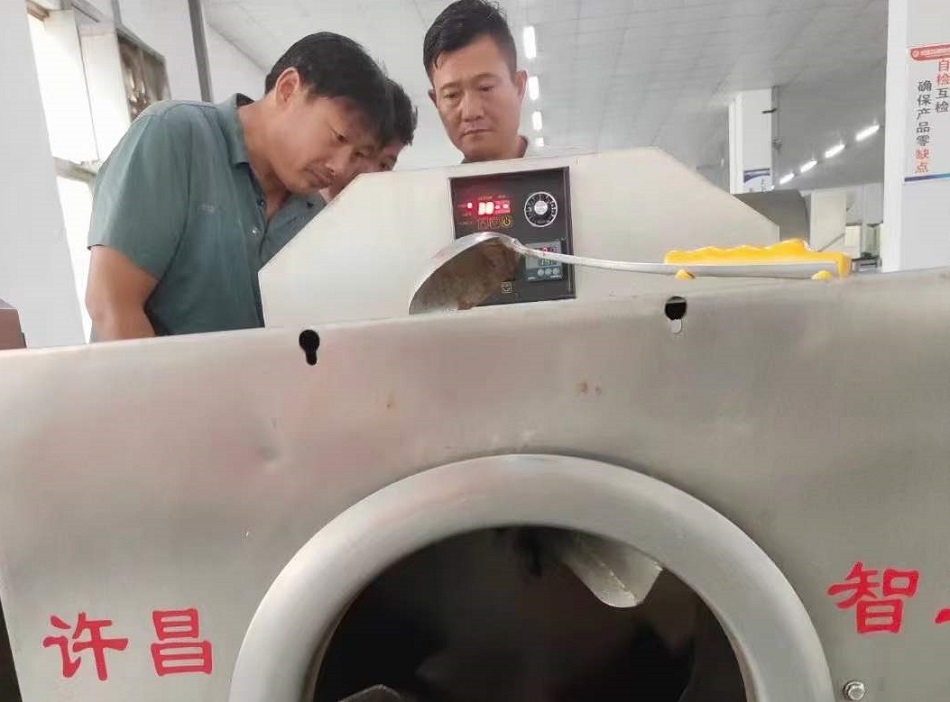 河南老鄉(xiāng)來廠試機電磁炒貨機炒制瓜子現(xiàn)場訂機 河南老鄉(xiāng)來廠試機電磁炒貨機炒制瓜子現(xiàn)場訂機