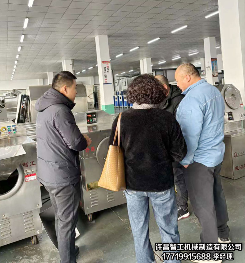 客戶到廠實(shí)地考察電磁炒板粟機(jī) 客戶到廠實(shí)地考察電磁炒板粟機(jī)