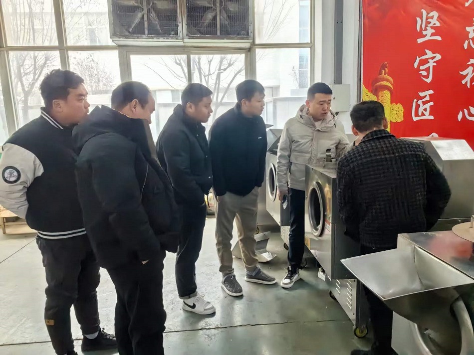 陜西客戶來廠試機訂購小型多功能電磁炒貨機 陜西客戶來廠試機訂購小型多功能電磁炒貨機