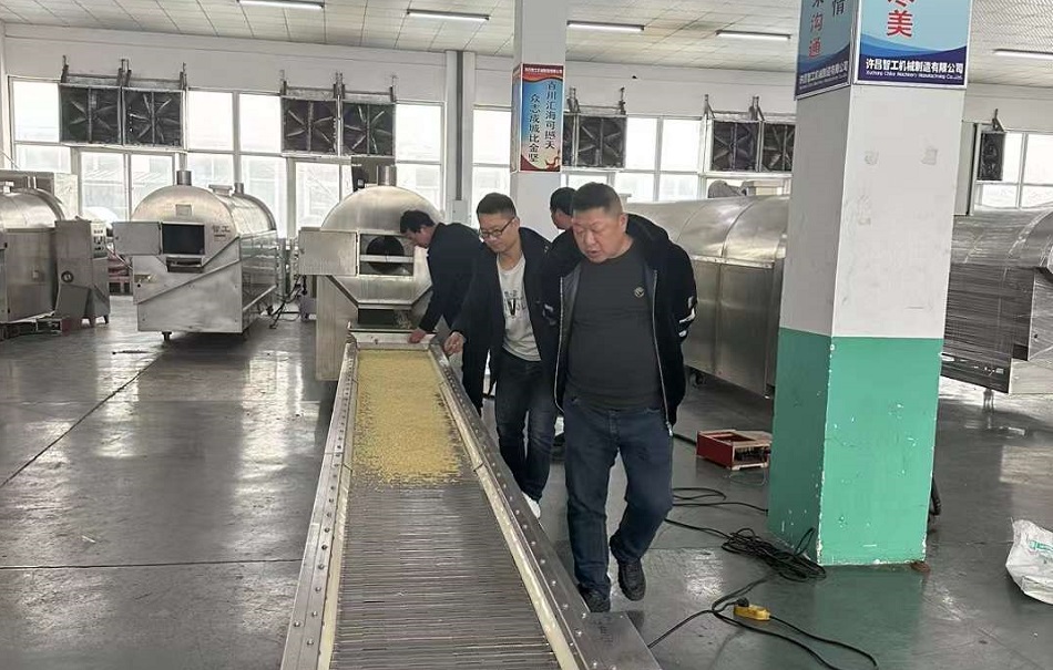 河南漯河客戶考察試機(jī)流水線電磁炒貨設(shè)備炒方便面 河南漯河客戶考察試機(jī)流水線電磁炒貨設(shè)備炒方便面