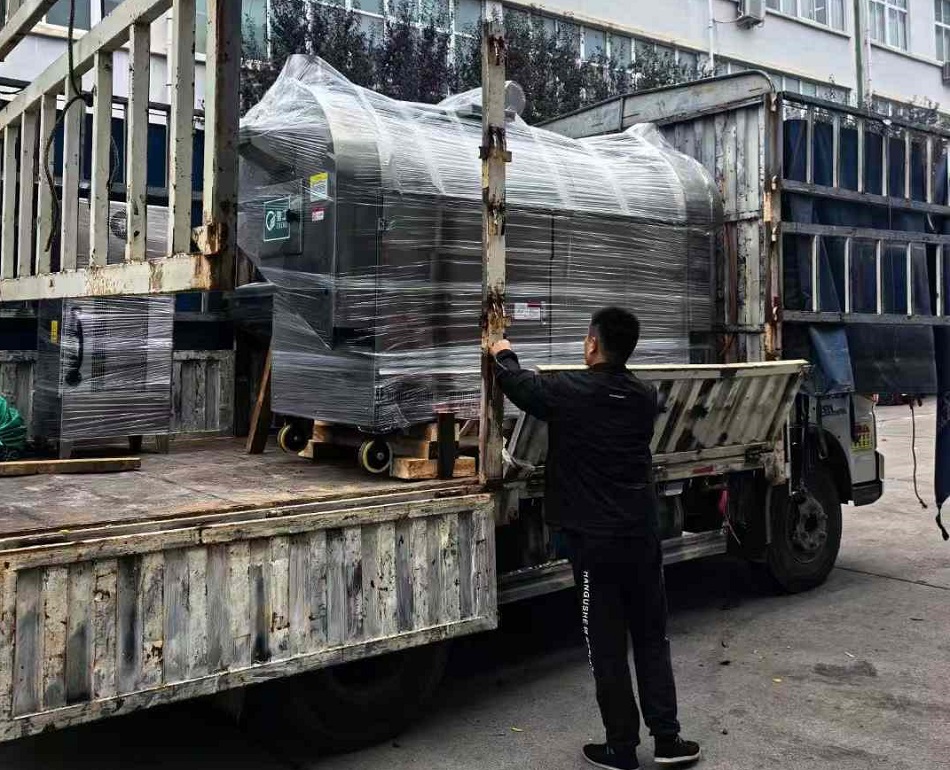 河南濮陽(yáng)客戶訂購(gòu)的流水線電磁炒貨機(jī)裝車(chē)發(fā)貨
